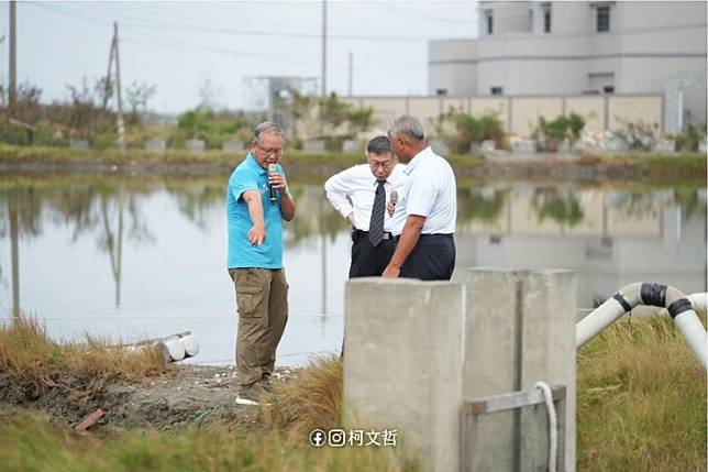 民眾黨總統參選人柯文哲（中）今（28）前往台南視察漁電共生，痛批政府放任光電亂蓋。（取自柯文哲臉書）