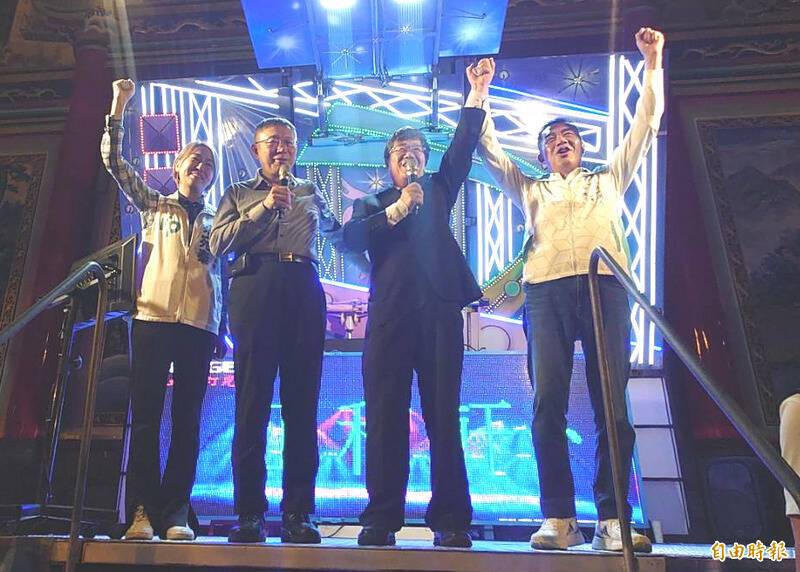 民眾黨總統參選人柯文哲(左2)昨晚與台南市前議長李全教(右1)同台互祝當選、引來各方關注。(資料照)