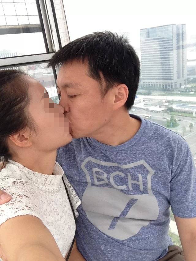 搭乘摩天輪,趙天麟與女子忘情在高空中喇舌。(讀者提供)