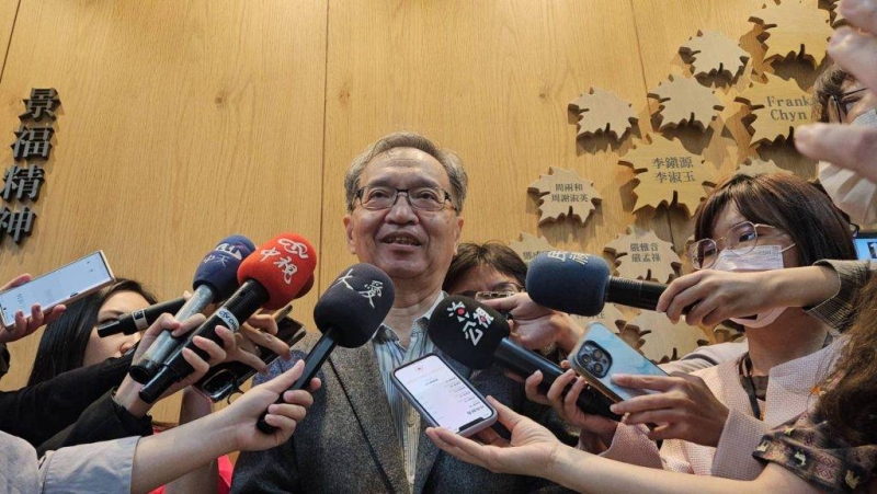 憲法法庭判決禁止醫師刊登醫療廣告違憲,衛福部長薛瑞元(中)五日表示,即使醫事人員可做醫療廣告,內容限制仍未改變,依然存在違法廣告可能性,登醫療廣告是否須經醫院同意待研議。(中央社)