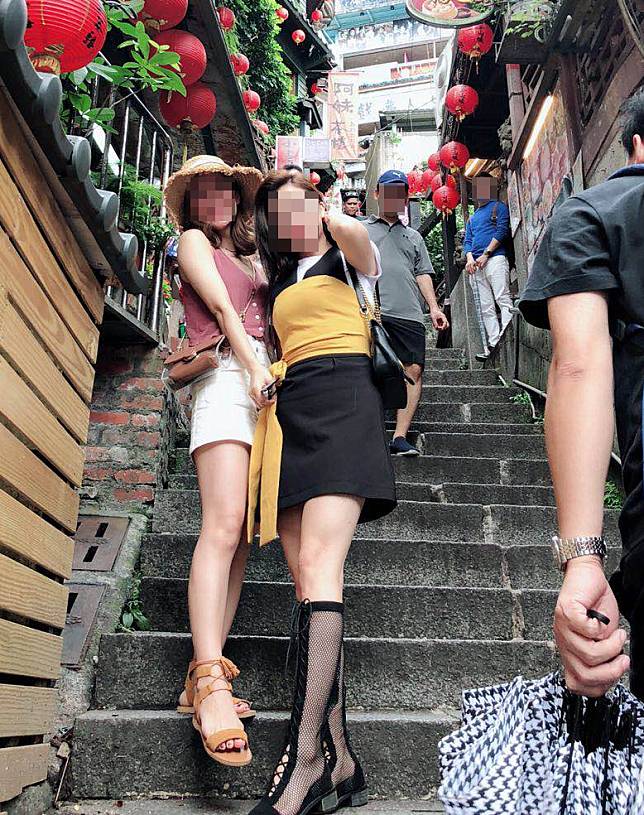 C女(左)曾來台旅遊,與友人在九份合照趙天麟也充當地陪。(讀者提供)