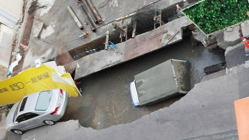 台南「15米長天坑」吃掉小貨車　連救援吊車也被吞噬倒塌