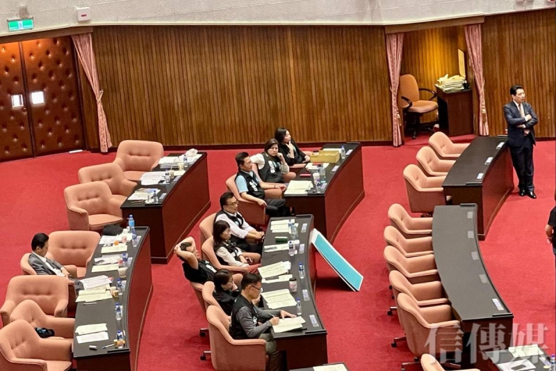 黃國昌、郭國文爆肢體衝突 民眾黨團提程序動議要求延長開會時間