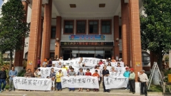 里鄰整併溝通不良台南里長公所前拉布條抗議