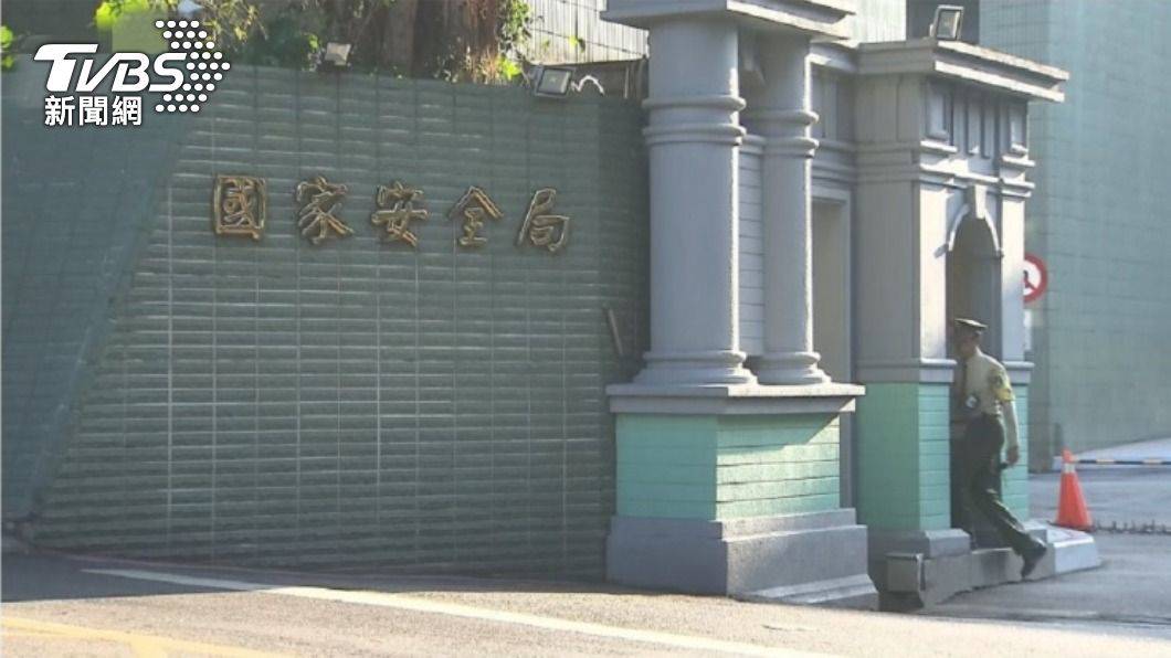 國安局組長摟腰襲胸照升官　國安局怒：嚴懲調職！