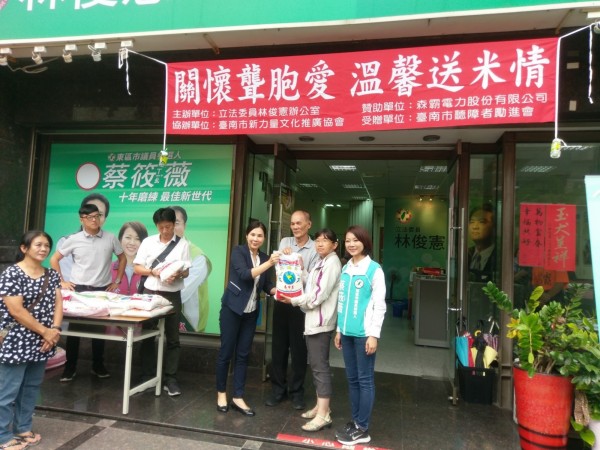 關懷聾胞 立委偕議員參選人媒合企業捐米
