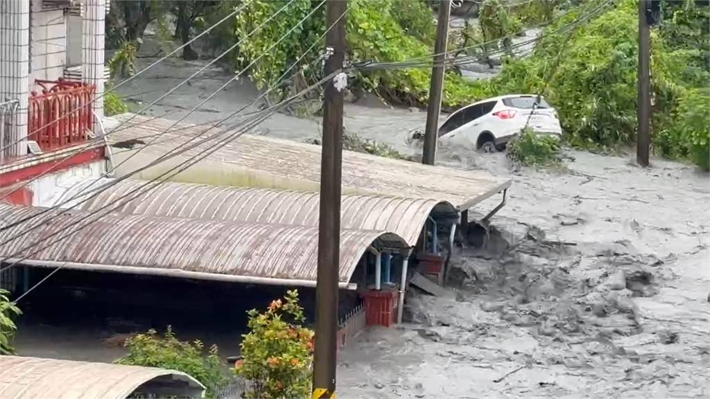 如海嘯災難！堰塞湖泥流灌進下游市區 多部車輛遭吞噬捲走