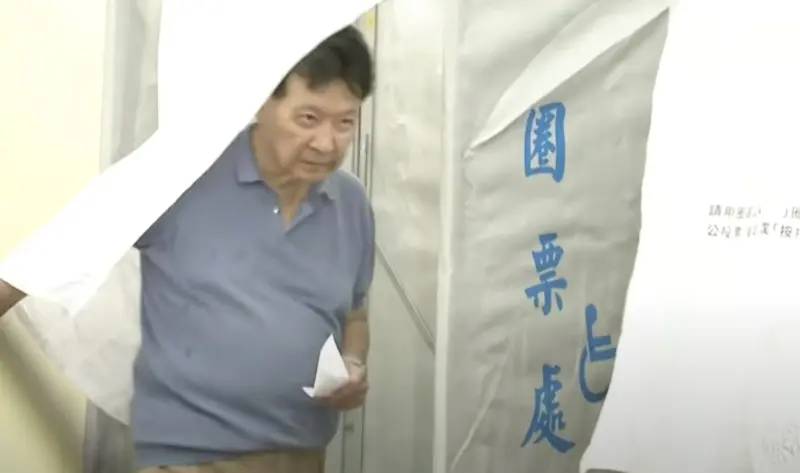 趙少康823問1題「扣倒3親綠名嘴」！他秒答