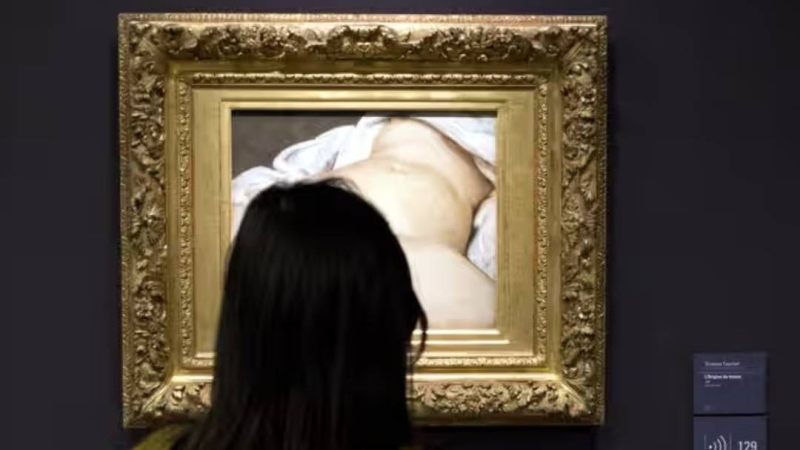 法國名畫《世界的起源》遭噴MeToo字樣　官員怒轟「畫作不是海報」