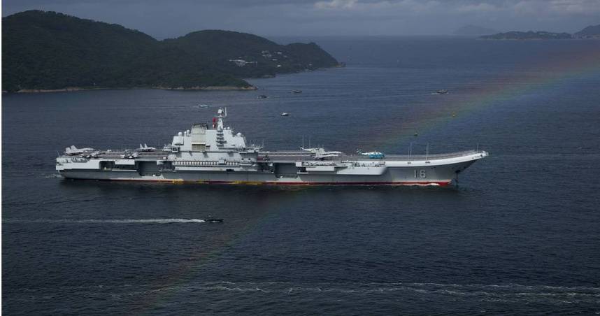 中國雙航母首度現蹤「第2島鏈」東西兩端　模擬拒止美軍介入
