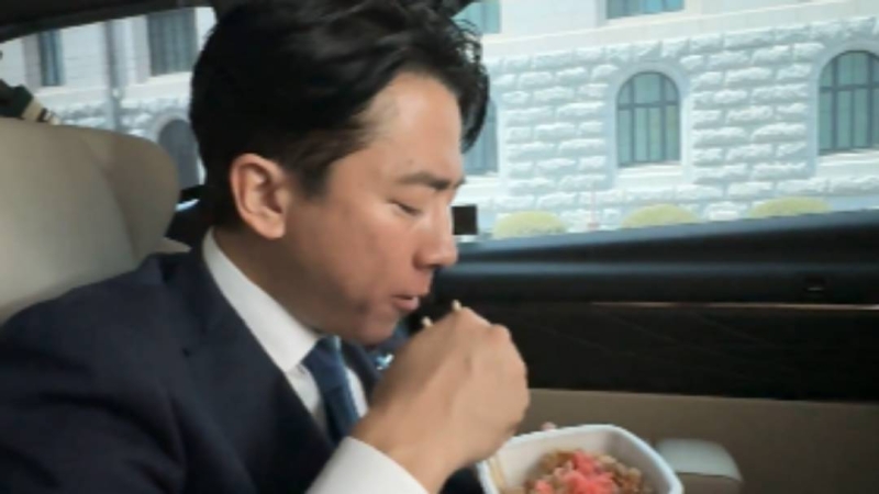 日農相小泉PO吃牛丼「觀看破9千萬」　議員嘆：這個國家要完了