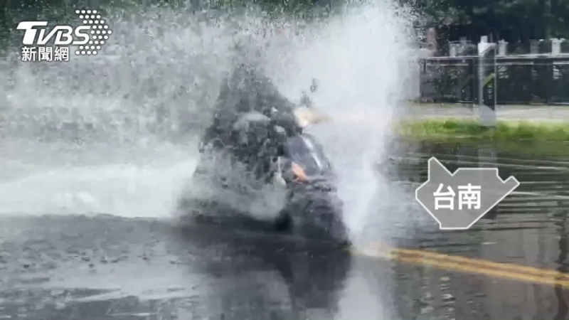 上班苦！台南安平海水倒灌 民眾站椅子上等公車