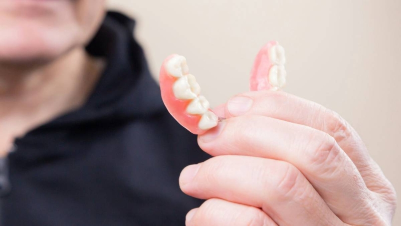 財劃法修法衝擊！中央補助中低收老人假牙喊停　衛福部：改由地方編預算