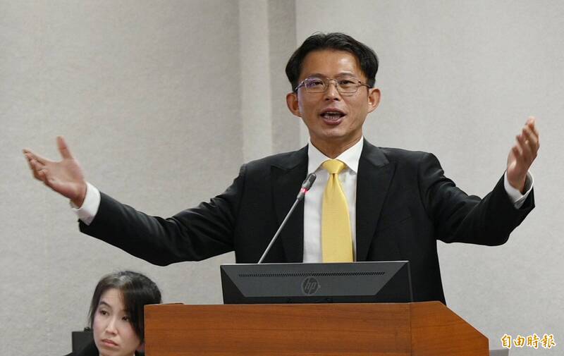 挨批質詢播「示範帶」涉偽造文書 黃國昌反嗆「民進黨雙標」
