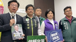 帶著已故國策顧問黃先柱紀念冊 郭國文就職4週年登記立委初選