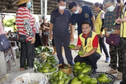 陳昆和實際行動支持果農