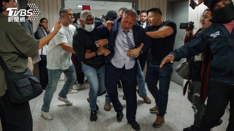 沒有逮捕令！紐約市長參選人辦公卻被上銬抓走
