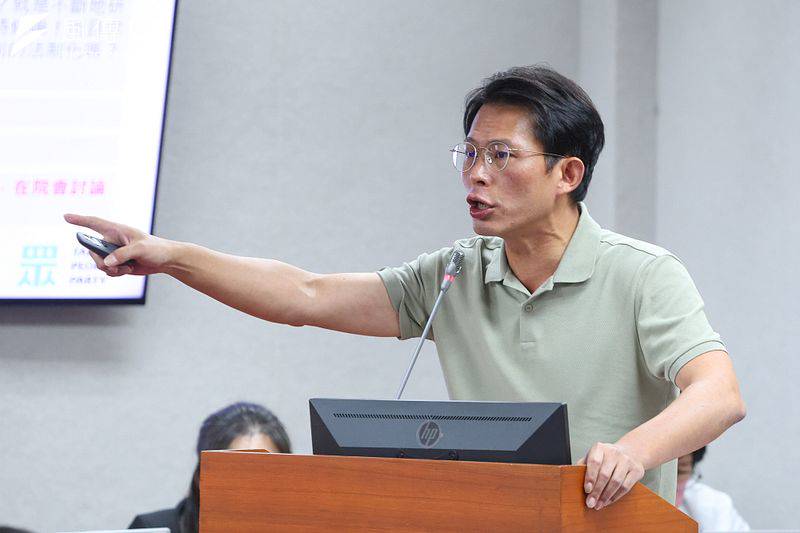 官員站台大罷免無法可管？黃國昌怒轟蘇治芬「一年領300萬」卻在搞大罷免：因為她是英系大佬