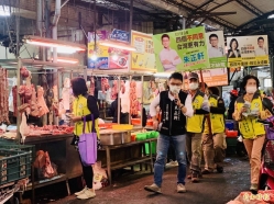 民進黨立委林宜瑾團隊前進市場豬肉攤 宣講公投很有感