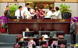 台南》為房屋稅自治條例修正案 議會爆拉扯