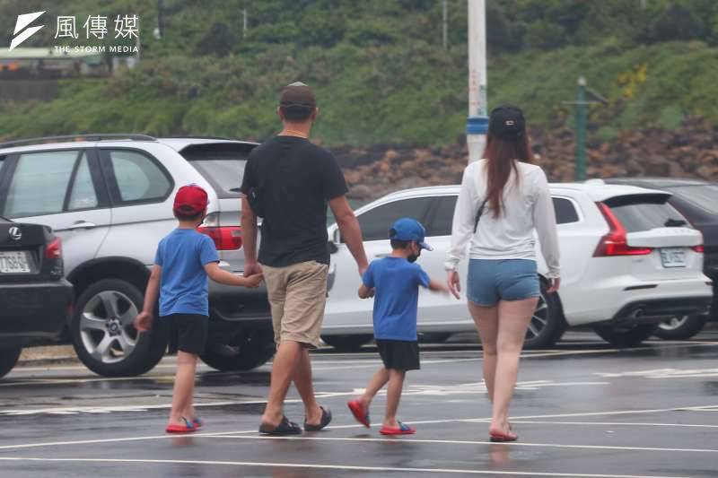 側翼稱本土史觀的假都沒放　醫反酸：禮拜天不是台灣發明的，你也不該放