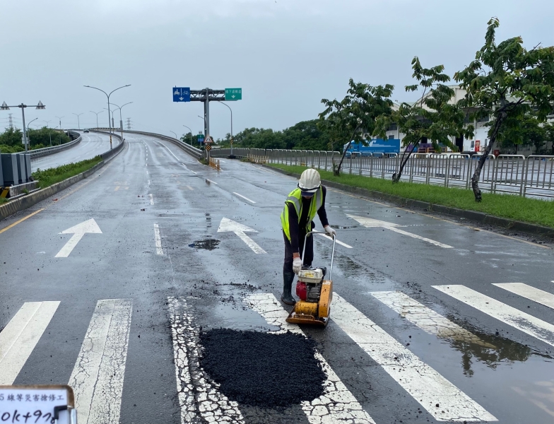 颱風大雨後工務局持續努力用心 維護良好路面與公園環境