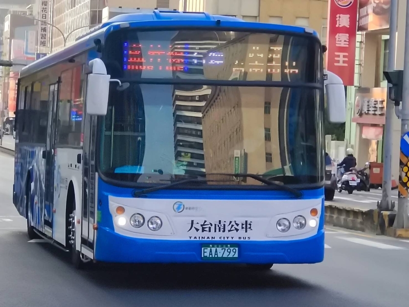 藍幹線示範型電動公車20輛即日起上路 全面電動化服務班次加密為100班