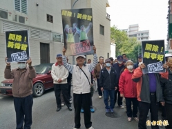 10幾名民進黨員聚南市黨部 促開除黃偉哲、陳亭妃