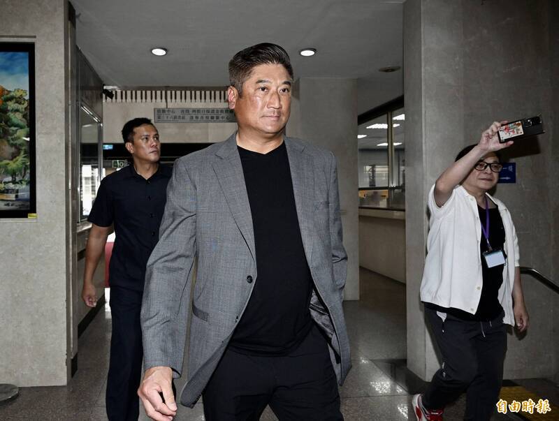 辜仲諒判刑7年8月喊愛棒球絕不會逃亡 法官命攜帶科技監控手機