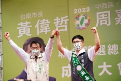 綠營台南新秀競總成立 獲贈「大聲公、聽診器、機車、天秤」