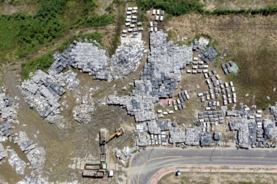 丹娜絲吹翻的10萬片太陽能板流向何處？直擊廢棄光電板的善後與清理難題