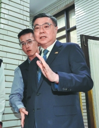 卓揆酸白沒資格執政 作家搬綠大咖「挺扁紀錄」打臉