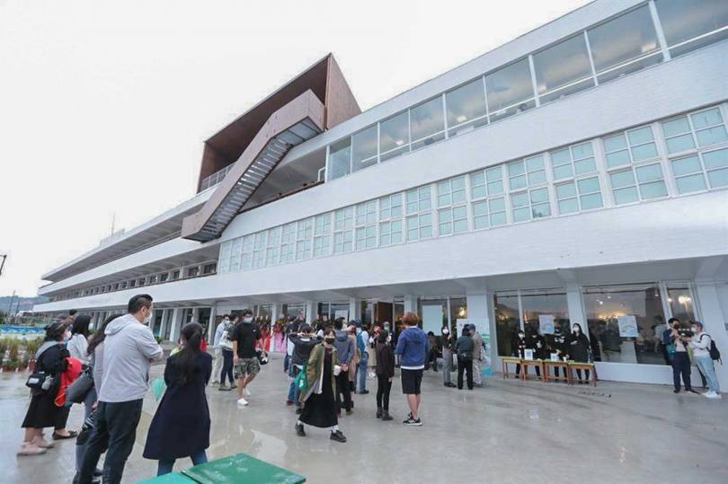 賴清德親自光顧　青鳥書店「狂開狂倒」4年海撈6700萬公帑
