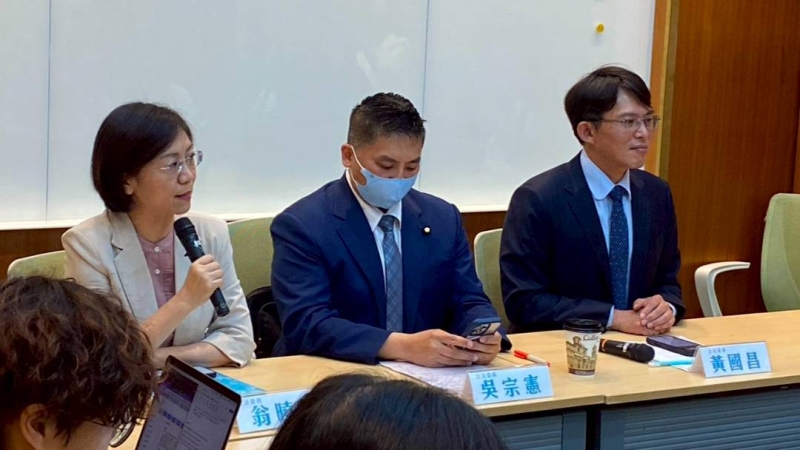 批憲法法庭「民主太上皇」　黃國昌、翁曉玲質疑柯建銘裡應外合
