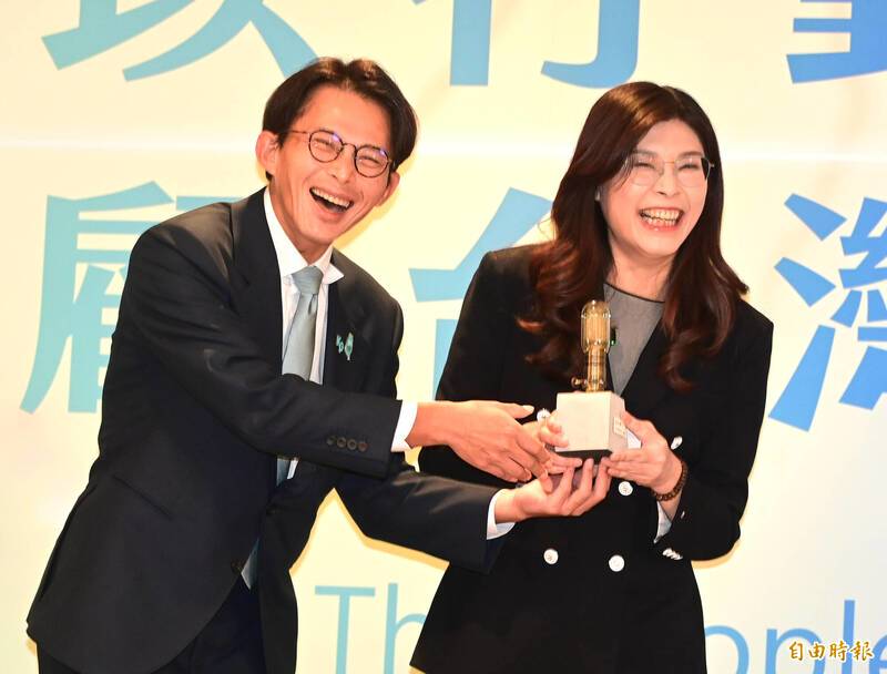 鄭黃會ing！ 鄭麗文送藍白瓷器、黃國昌回贈鎢絲燈