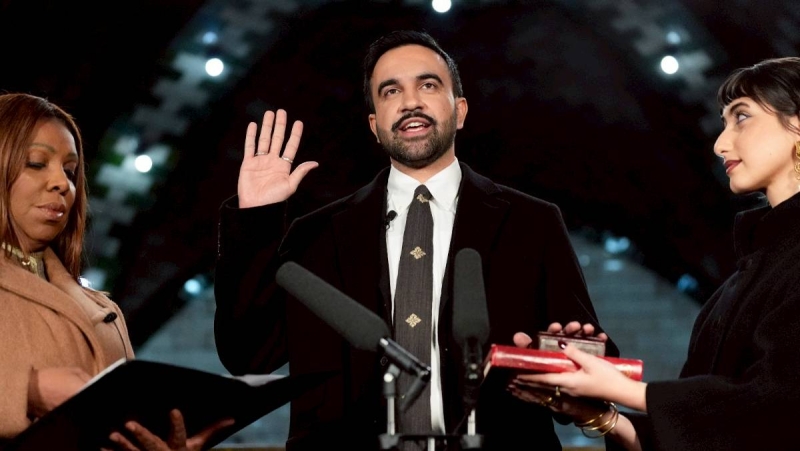 首位穆斯林紐約市長　曼達尼手按《古蘭經》宣誓就職創首例