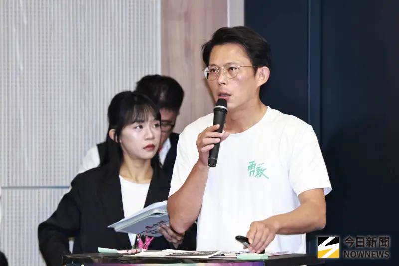 2年條款拍板照舊　周軒：這局黃國昌賺爛了