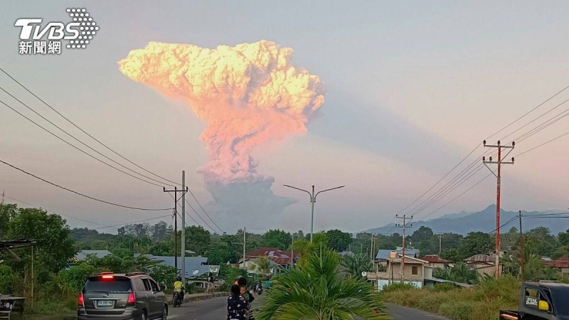 印尼火山爆發！火山灰衝1萬1千公尺　峇里島航班取消