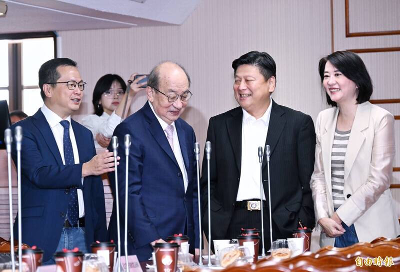 柯建銘赴藍黨團祝賀遭洗臉？ 王鴻薇、徐巧芯狂喊「大罷免大失敗」
