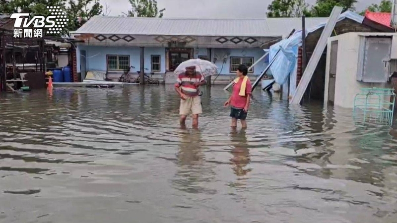 先颱風又暴雨！　七股居民慘　水淹進家園
