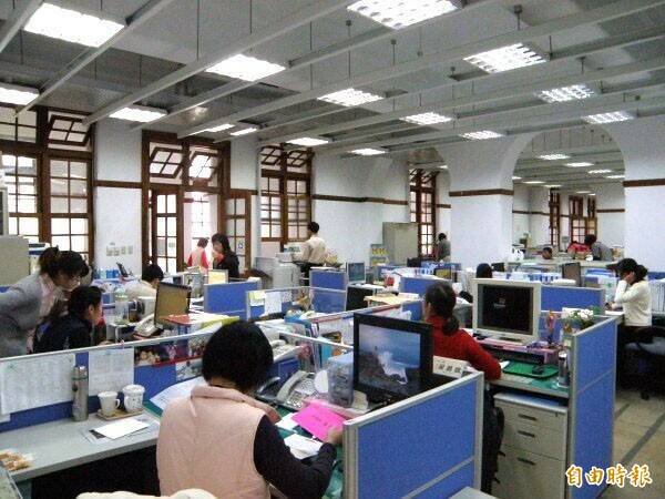 公務員「高薪低用」近萬人 這些機關最多