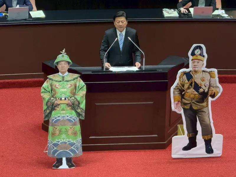 藍白擺「清德宗」立牌　傅崐萁批賴違法亂紀