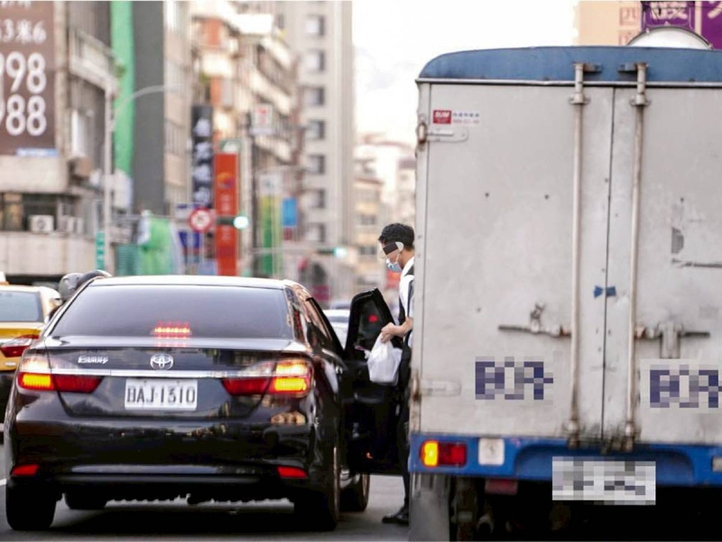 跑選務、還是在跑腿？　李進勇被爆疑派公務車買晚餐