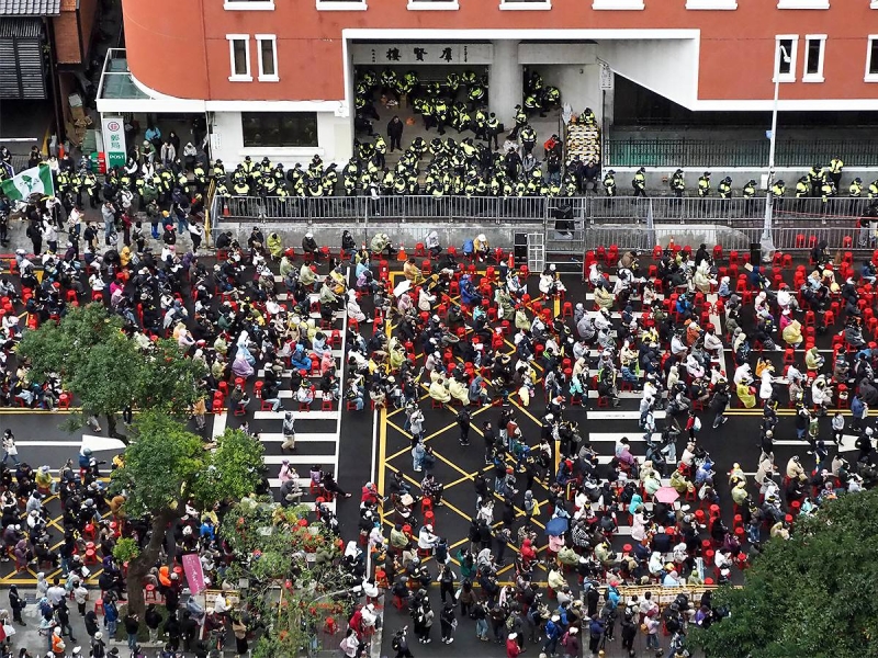 青鳥衝鋒閣揆按讚？　國民黨轟：傷害民主的最大幫凶